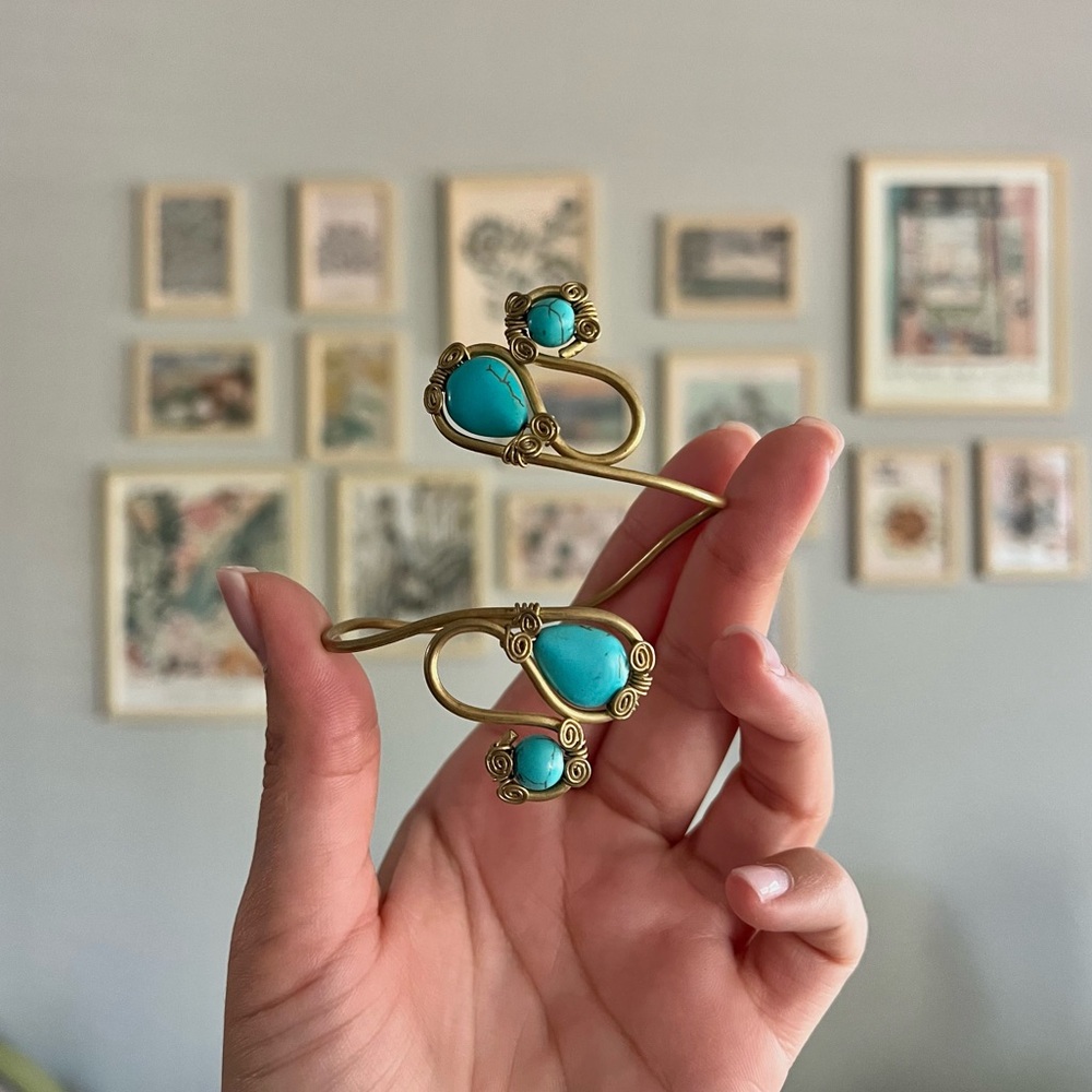 Vintage-Style Brass Cuff Bracelet w/ Turquoise Stones – Adjustable Boho Jewelry